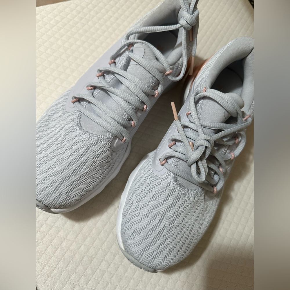 Under Armour Woman’s Sneaker size 7 1/2 gray. Never been wornn🤍 - Picture 8 of 12
